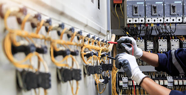 Professional Electrician technician working in Delhi, LA